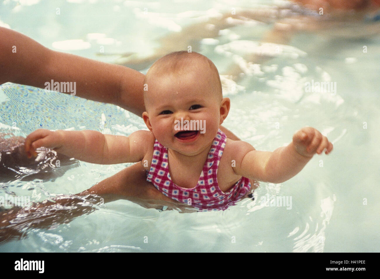 Piscines, femme, détail, mains, bébé, 'Swim', l'écrou, nourrisson, enfant, enfance, loisirs, piscine, pool, barboter, attention l'eau, baignoire passer, ensemble, l'activité, l'éducation, de protection, de soins, de soins, de joie, de plaisir, à l'extérieur Banque D'Images