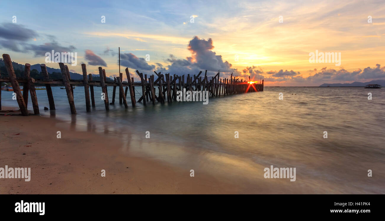 Jetée en bois, plage de sable noir, Langkawi, Malaisie Banque D'Images