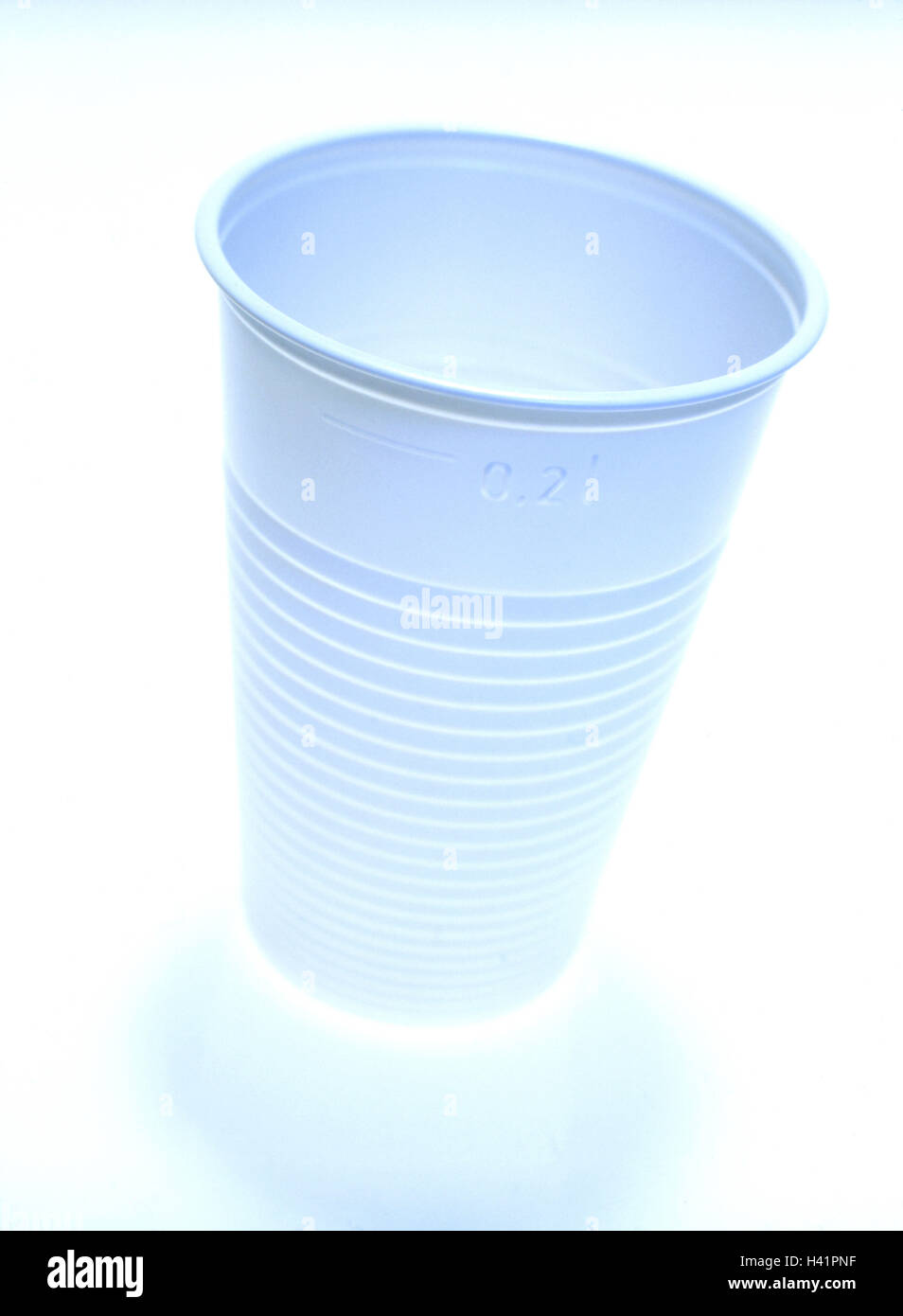 Tasse en plastique jetables en plastique, vaisselle, plats, vaisselle en plastique jetable, produit, capable de recyclage, recyclables, recyclables, réservoir, récipient à boire, mug, 0,2 l, plastique, plastique, jetable, mug mug mug en plastique, potable, blanc, photographie de produits, Stil Banque D'Images