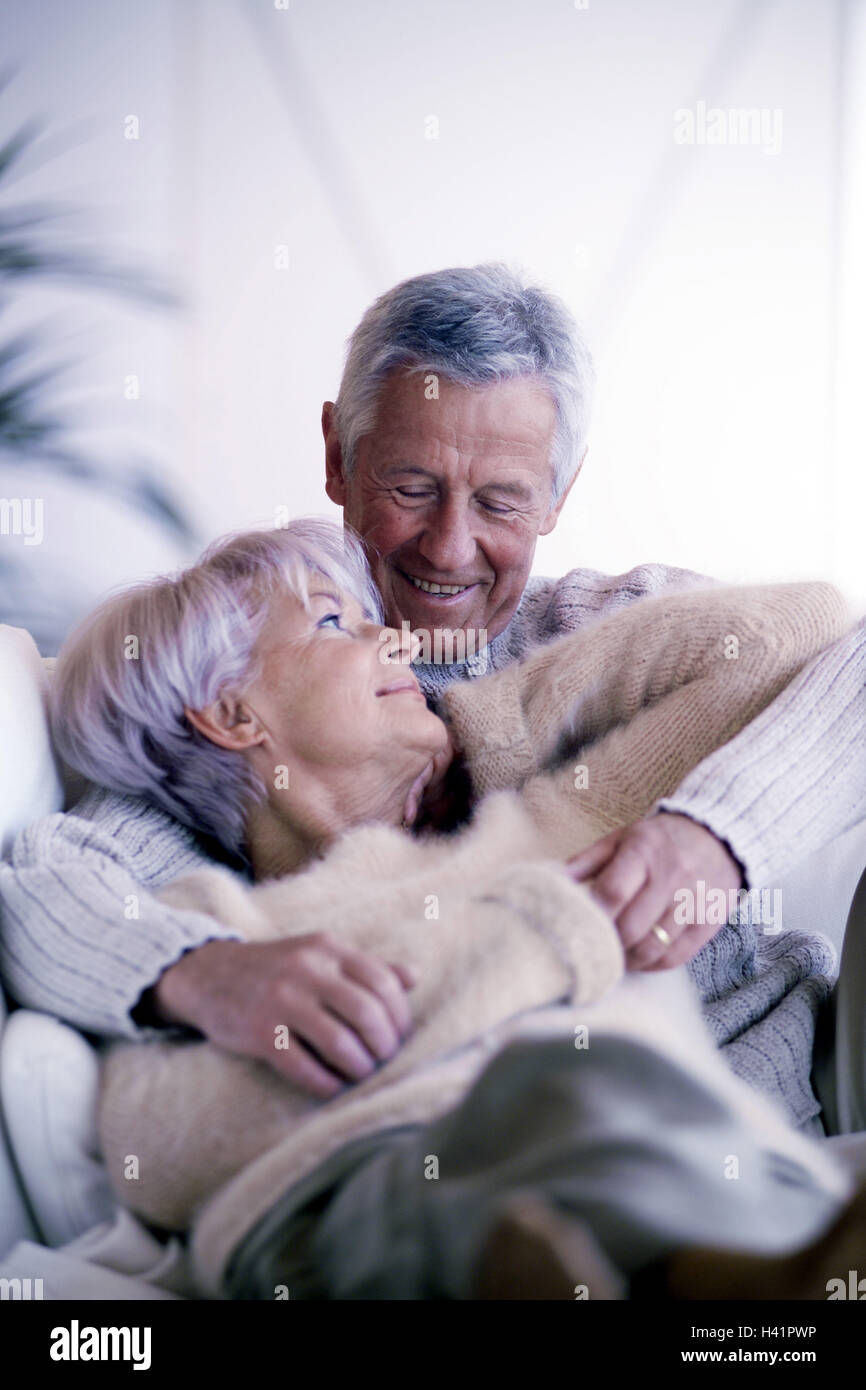 Couple, embrasser, contact avec les yeux, la tendresse, les personnes âgées, en couple, vieille personne, 60 - 65 ans, l'âge idéal, l'amour, l'affection, l'allocation, touch, la confiance, l'harmonie, suture, heureux, de sympathie, de 60 à 70 ans, Banque D'Images