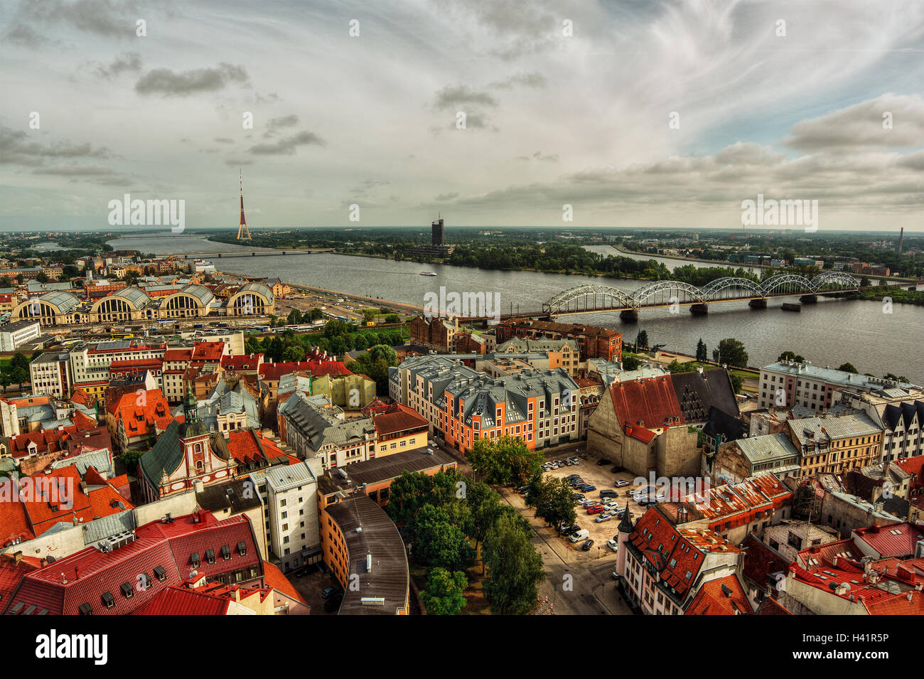 Sur les toits de la ville et de la rivière Daugava, Riga, Lettonie Banque D'Images