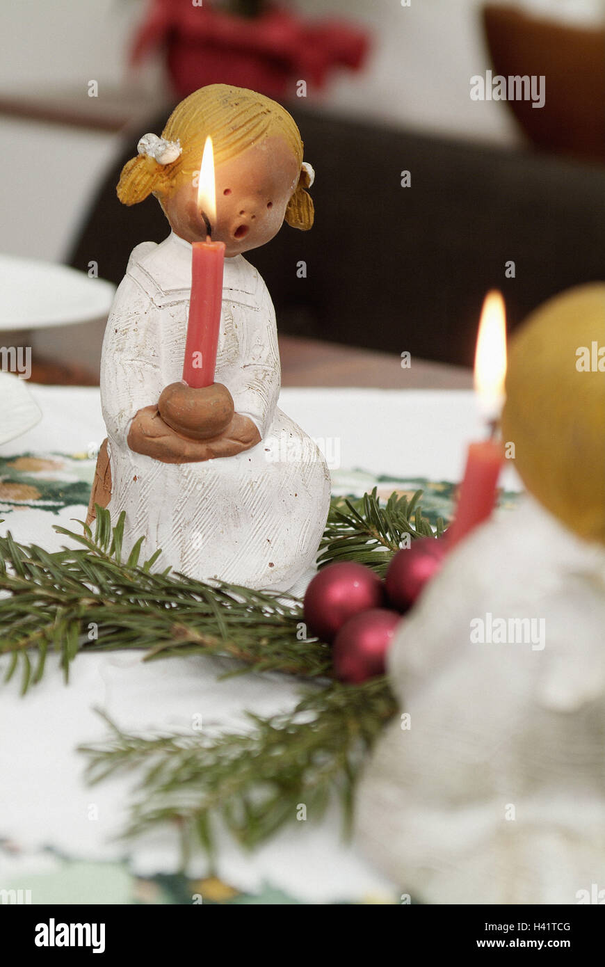 Table, décoration de Noël, les chiffres de l'ange, détail, table à café, couverts de table, caps, anges, chandeliers, bougies, branche, branches de sapin de Noël, Sphère, décoration, arts de la table, pour Noël, dans d'une façon kitsch, still life Banque D'Images