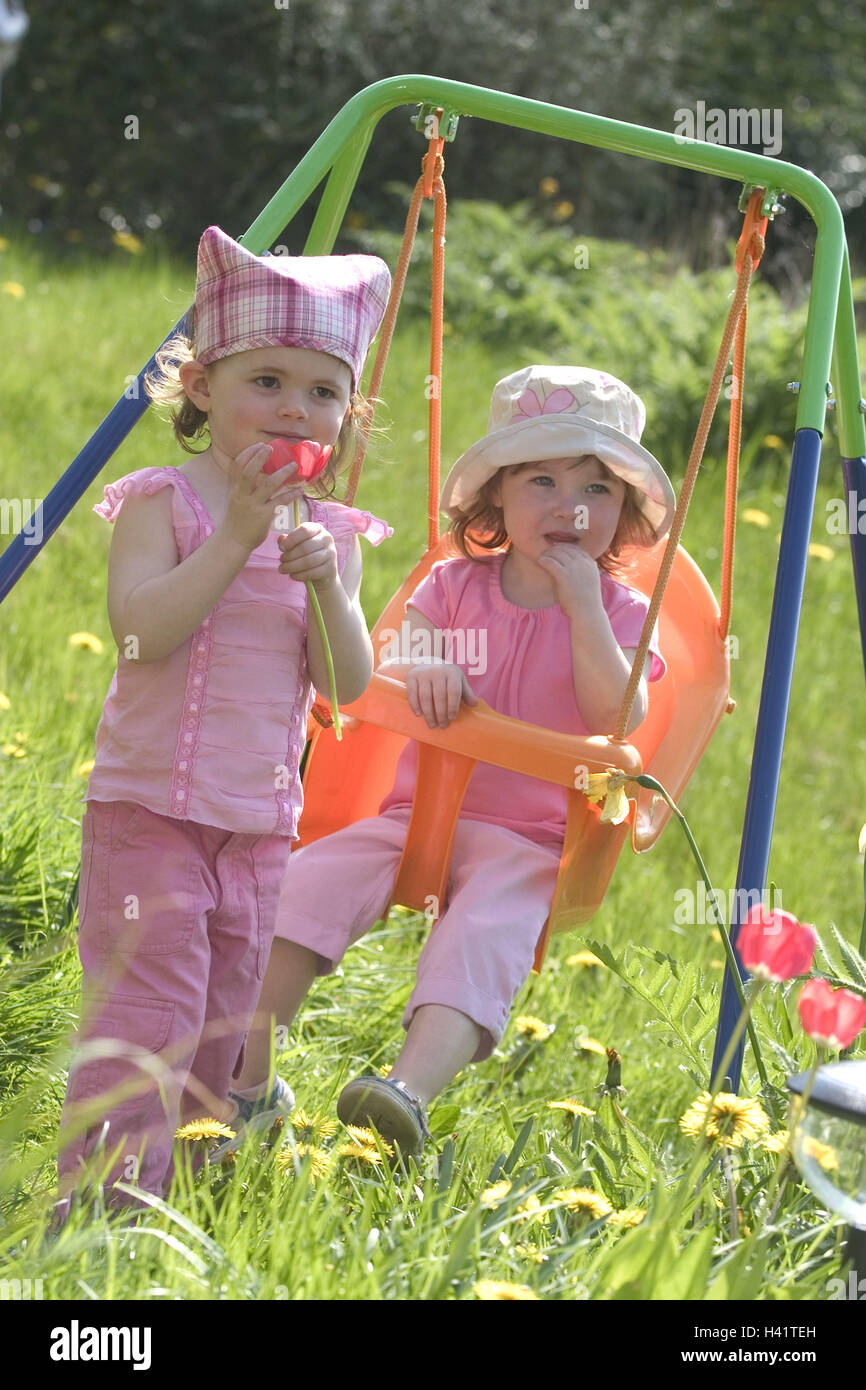 Jardin, girl, swing, jeu, les enfants, deux, 2 à 4 ans, les nourrissons,  les frères, sœurs, amis, vêtements, rose, coiffures, soins, voile, l'été,  ensoleillé, à l'extérieur, les loisirs, l'enfance, pré, enfant swing,