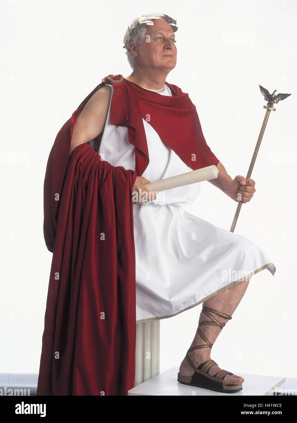 L'homme, doublure, Roman, défilement, sceptre, attente, carnaval, carnaval,  costume, Roman, patron, chef, couronne de laurier, TOGA, tunique, cape,  rouge, imitation, César, studio, l'espace de copie, la fierté, la sublimité  Photo Stock -