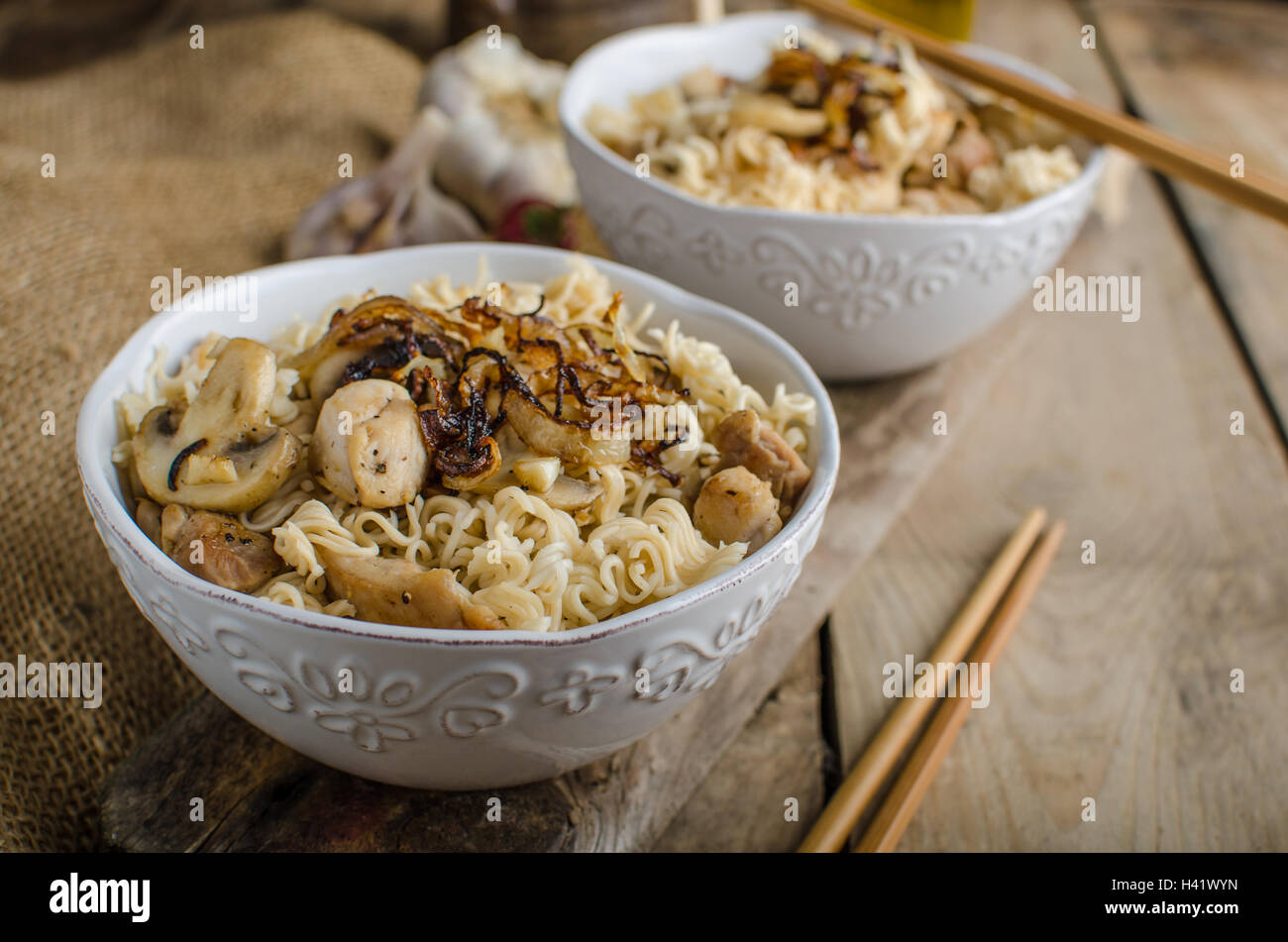 Nouilles chinoises au poulet et l'oignon, la composition simple et propre Banque D'Images