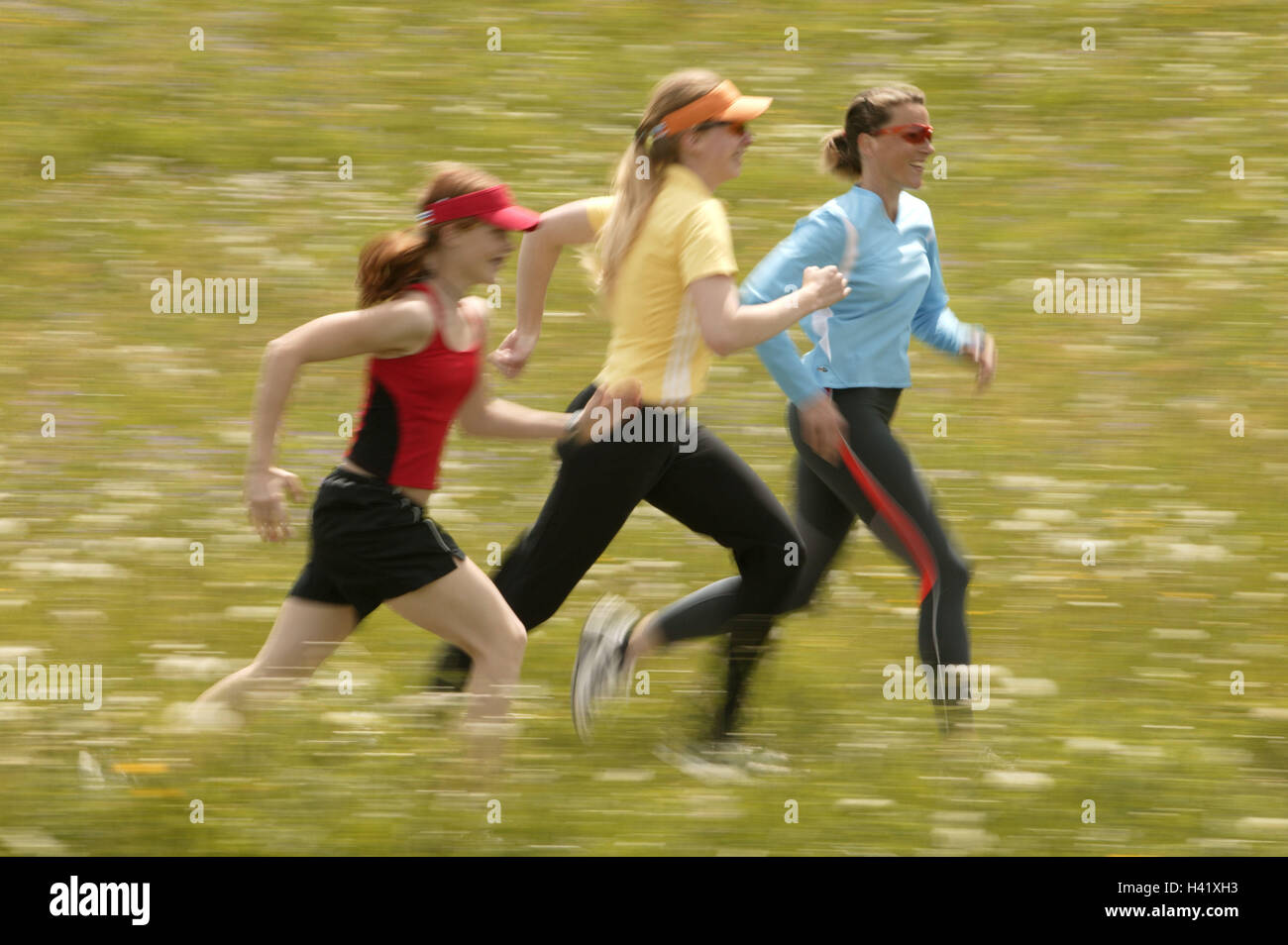 Pre amis trois sportily jog side view flou les femmes les jeunes 26 ans 38 ans 20 30 ans 30 40 ans les adolescents les jeunes les filles 13 ans ensemble le sport les