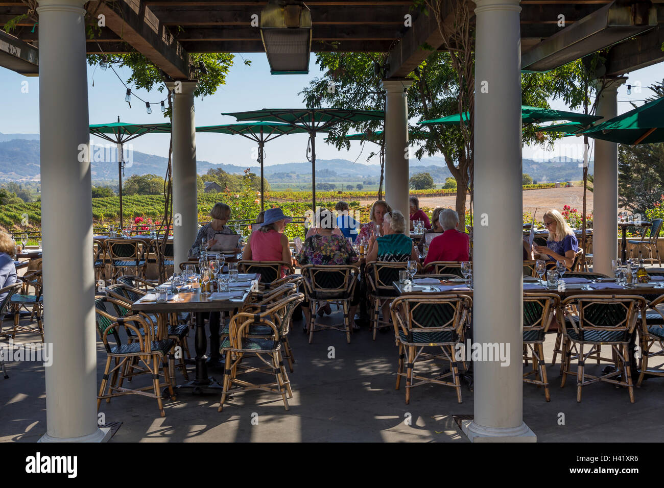 Les gens, les touristes, manger, salle à manger, terrasse extérieure, le restaurant rustique, Francis Ford Coppola Winery, Geyserville, Alexander Valley, Californie Banque D'Images
