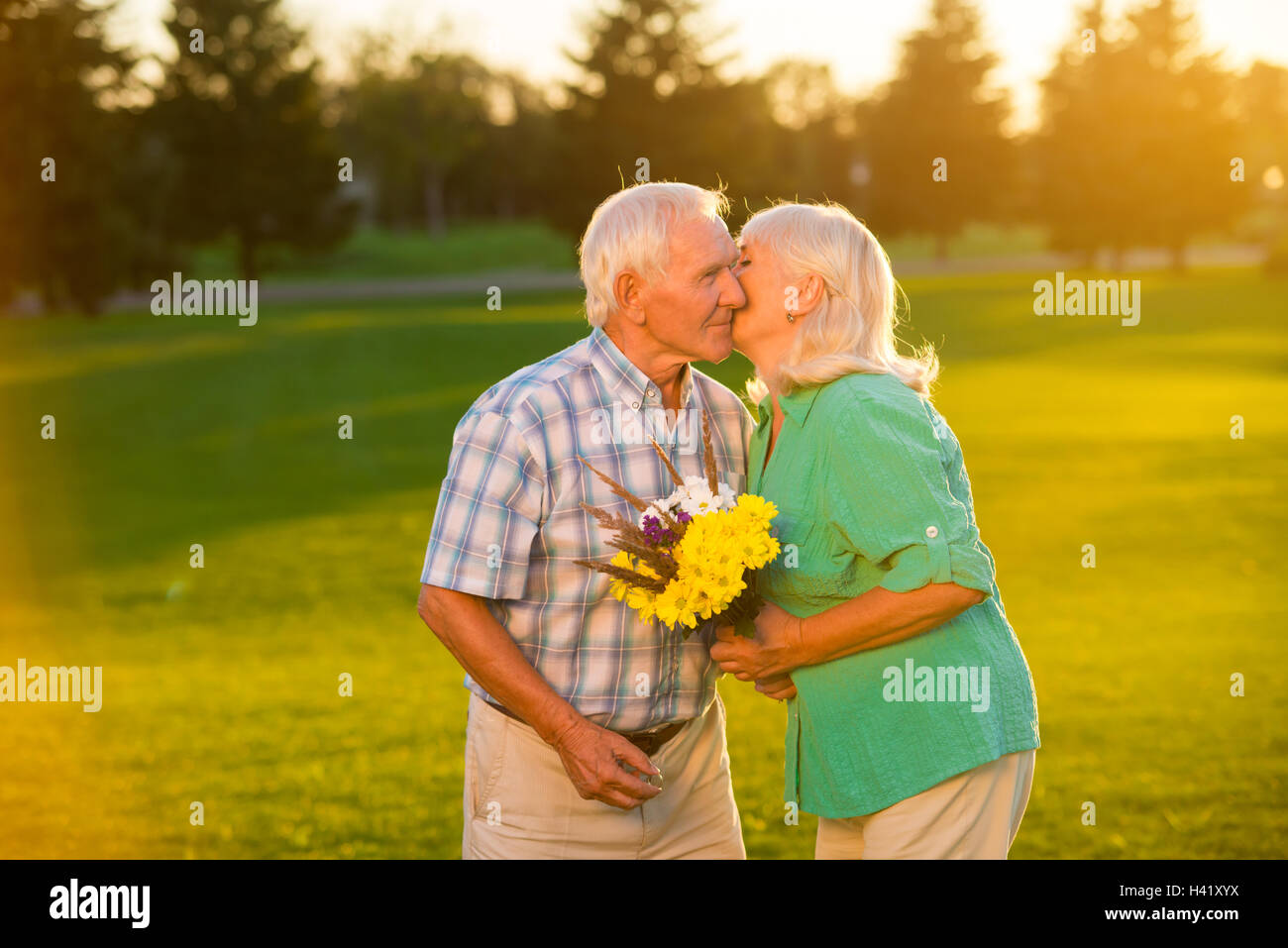Senior woman kisses homme. Banque D'Images
