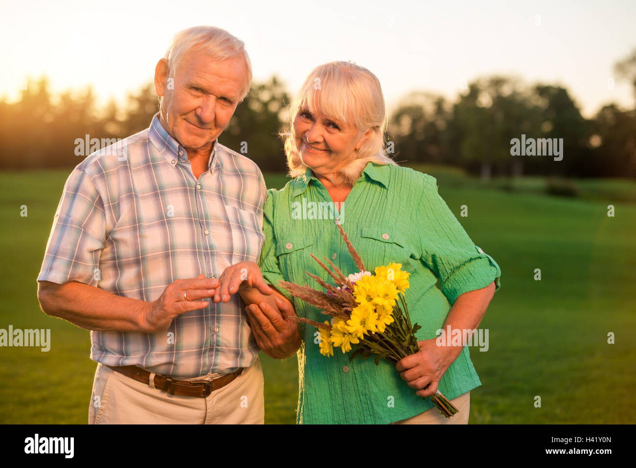 Couple avec bouquet de sourire. Banque D'Images