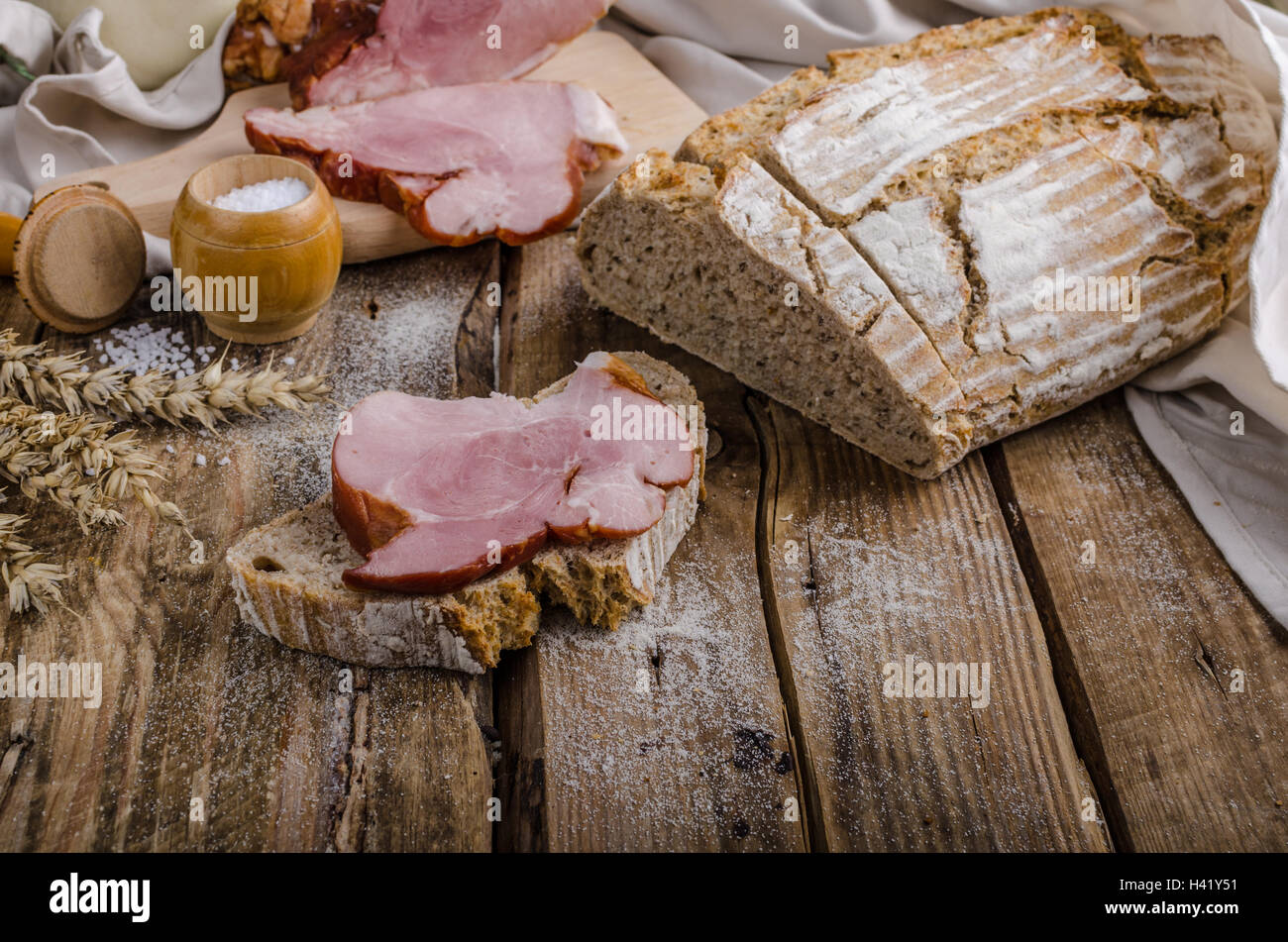 Smoked Meat sur du pain fait maison, simple et rustique avec des protéines brunch Banque D'Images