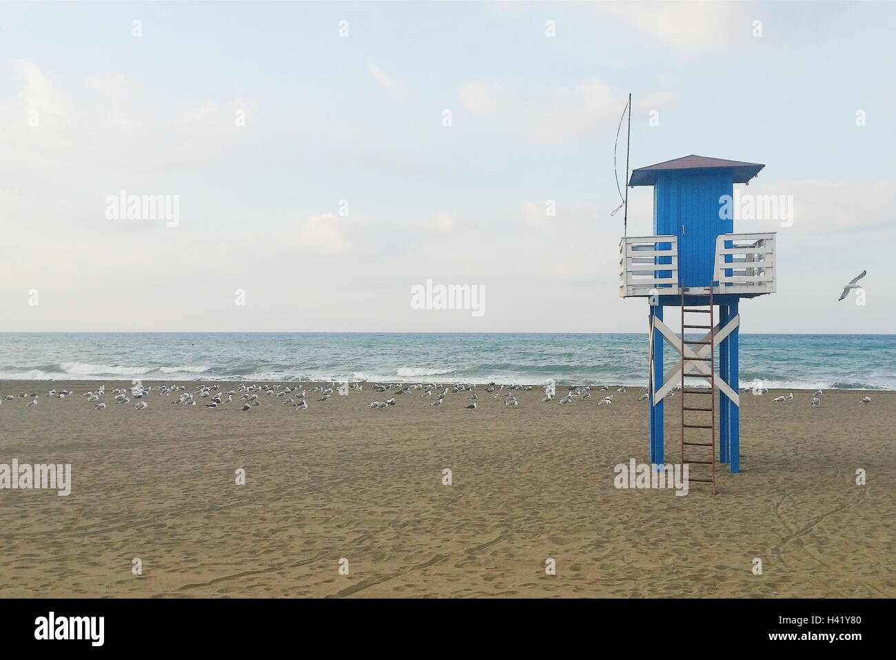 Lifeguard tower sur plage, Malaga, Andalousie, Espagne Banque D'Images