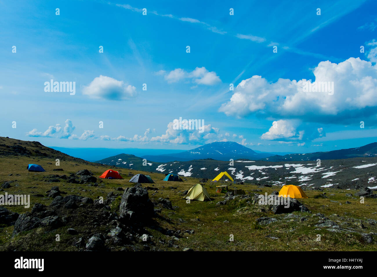 Les tentes de camping dans paysage de montagnes Banque D'Images