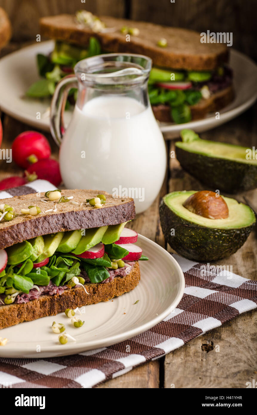 Chipotle-Avocado Sandwich d'été, Recette bio, manger sain clean Banque D'Images