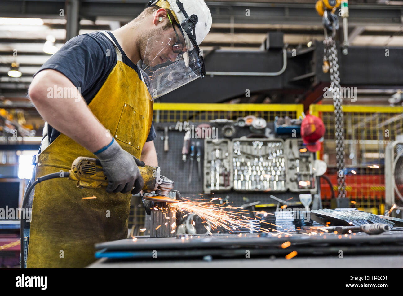 Caucasian worker metal en usine de broyage Banque D'Images