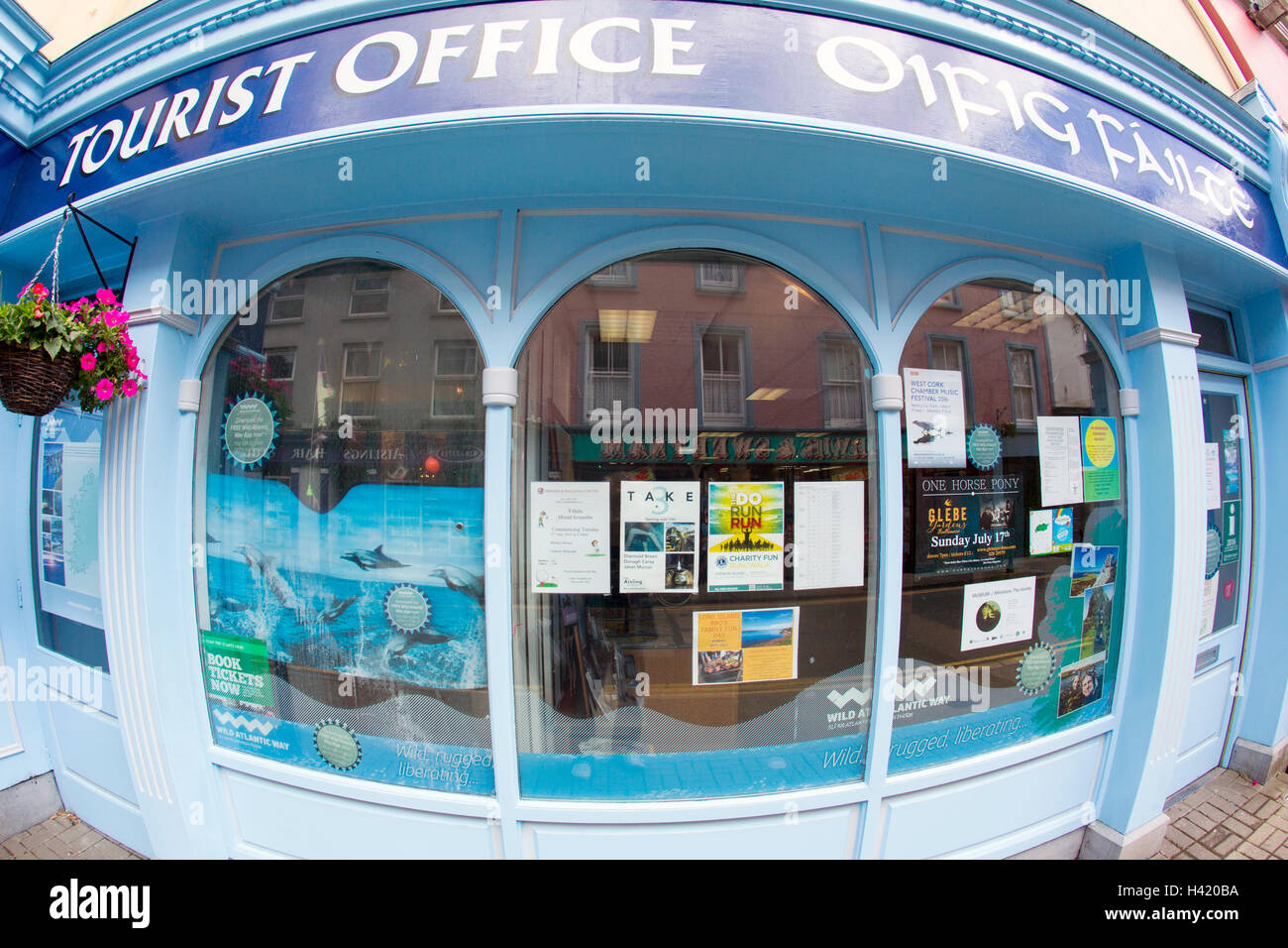 Corinella boutiques et bars avec un objectif fish eye Banque D'Images