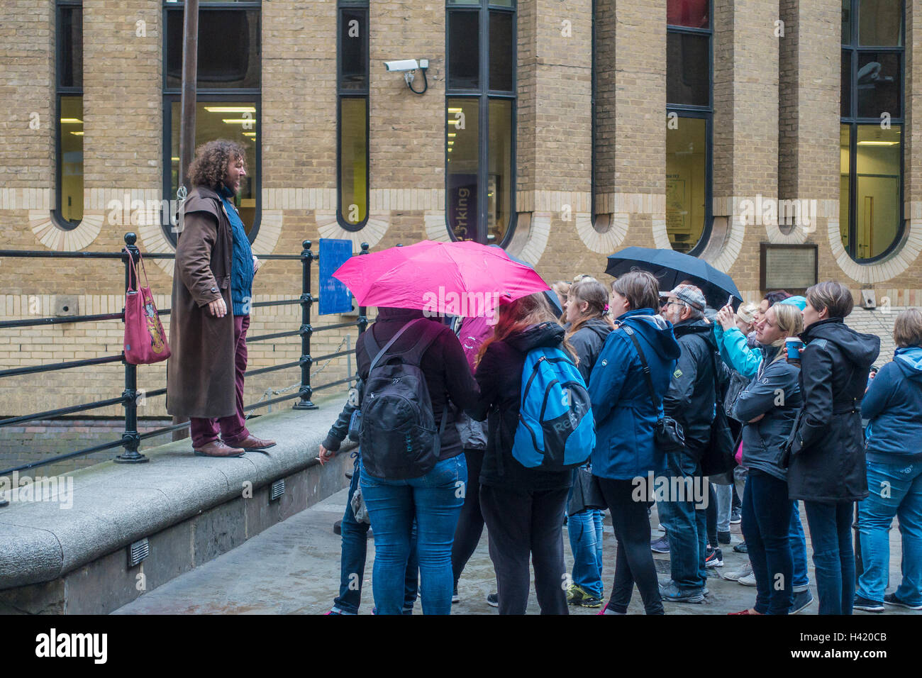 Guide touristique et les touristes South Bank Southwark London England Banque D'Images