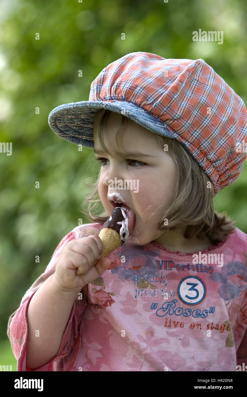 Enfant, fille, inscrivez-cap, la crème glacée manger la moitié, portrait, 2 - 3 ans, nibble, enfant, nourrisson, coiffures, cap petite enfance, glace gaufre, glace, sucré, rafraîchissements, profiter, de la bouche, des traînées, dirtily, voir la page, Summers, à l'extérieur, l'humeur positive, à l'extérieur Banque D'Images