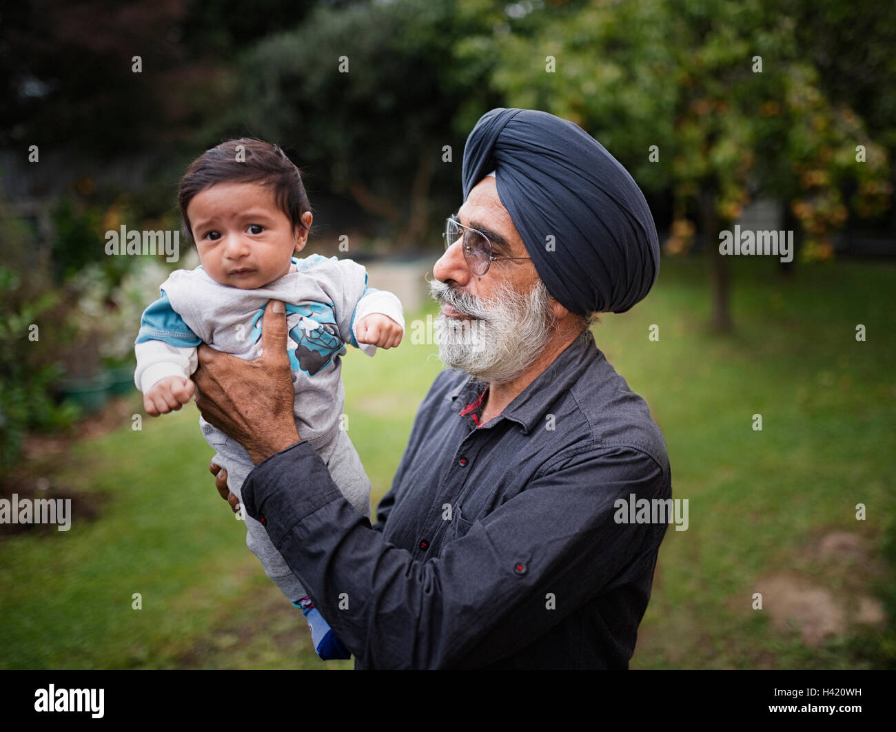 Grand-père indien holding baby grandson Banque D'Images