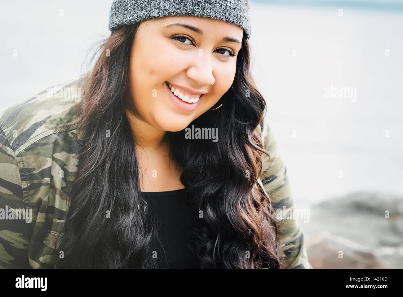 Smiling Mixed Race woman at Ocean Banque D'Images