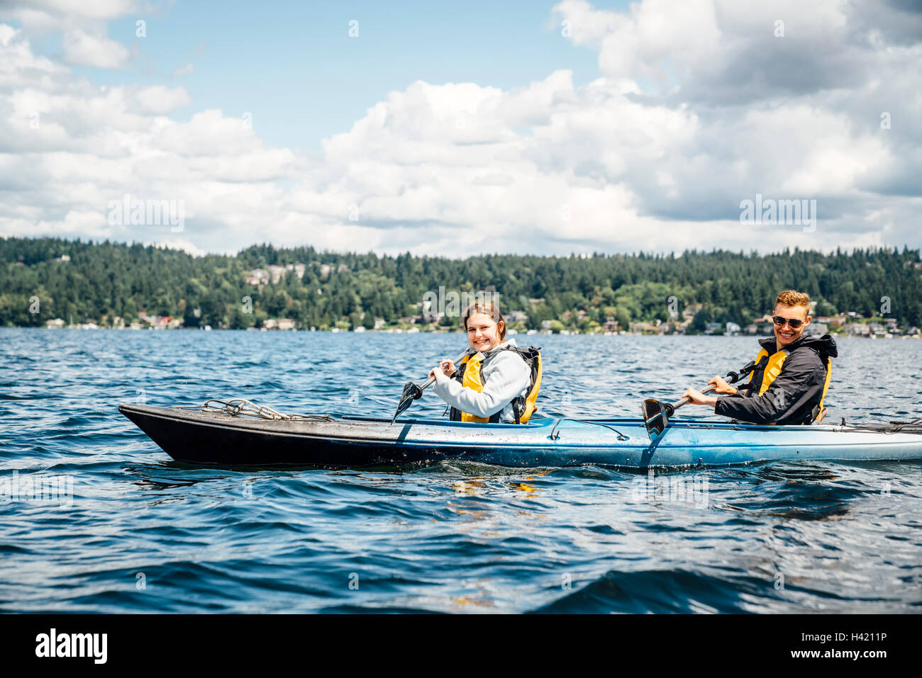 Man and Woman paddling kayak Banque D'Images