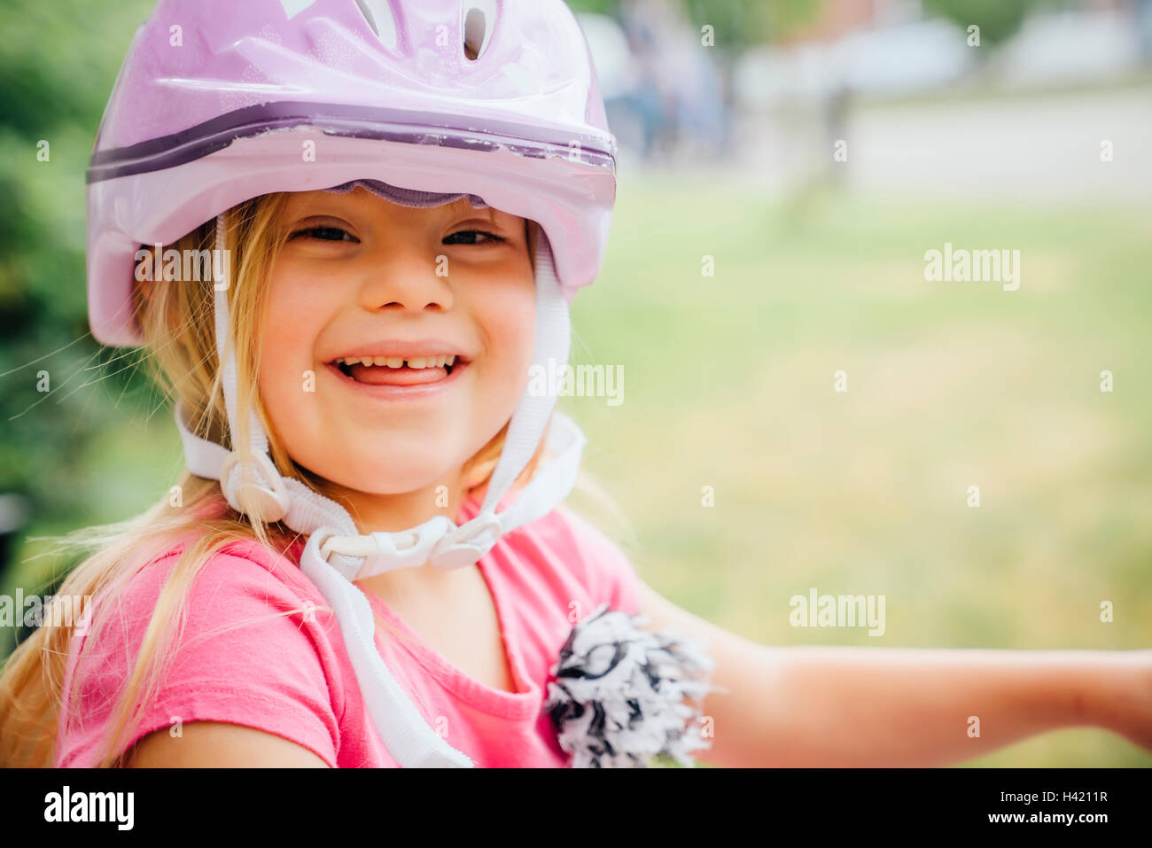 Smiling Mixed Race girl wearing helmet Banque D'Images