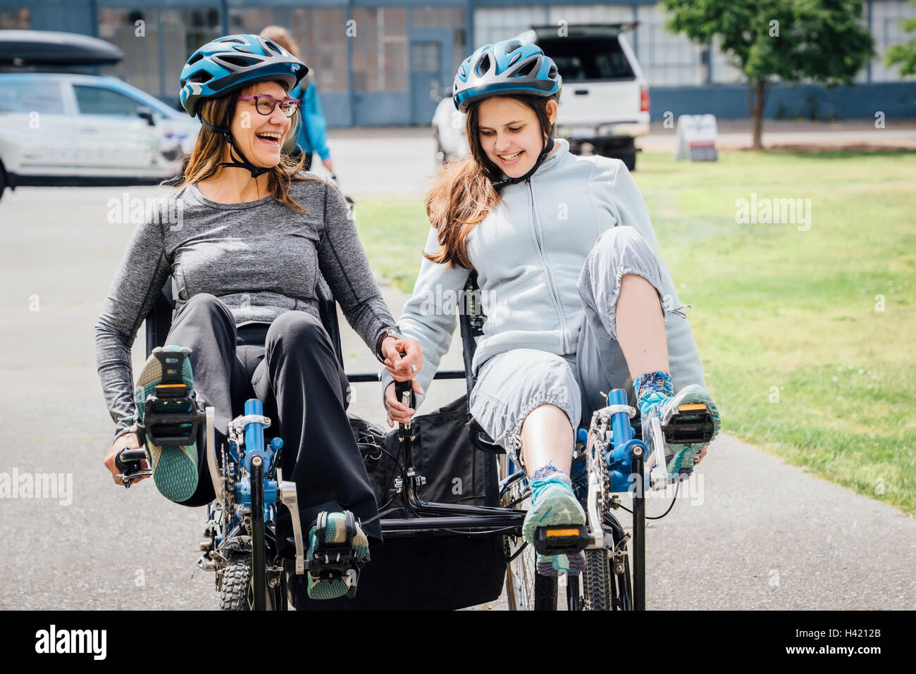 Caucasian mother and daughter riding tandem Banque D'Images