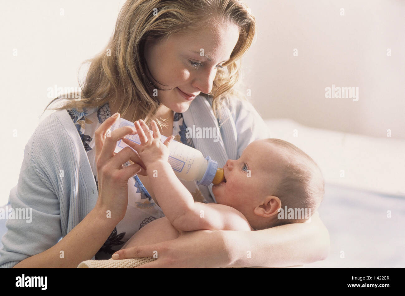 Mere Bebe Bouteille Verre Portrait Femme Jeune De A 30 Ans Heureux Sourire Enfant 4