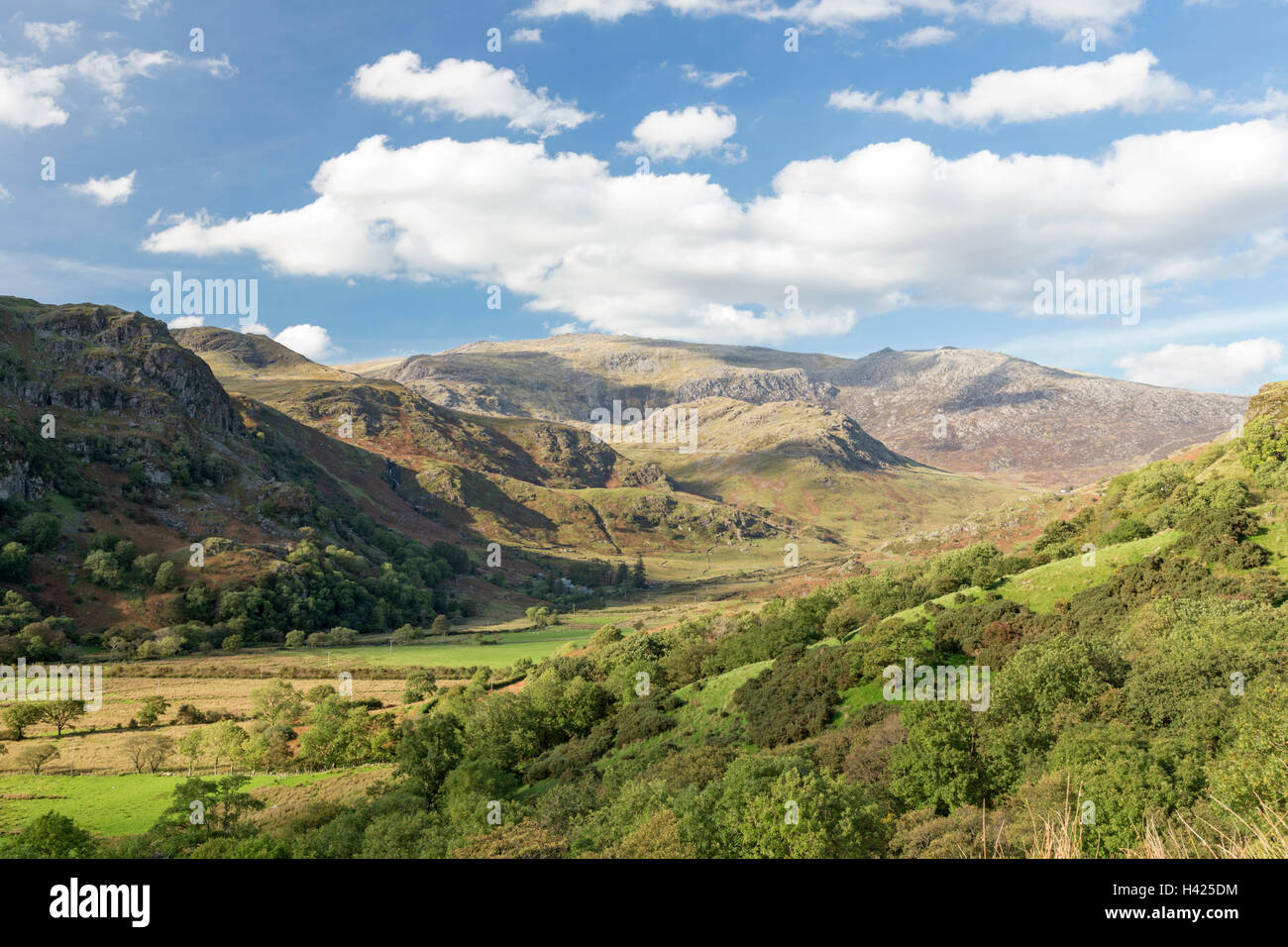 Jusqu'à la vallée vers Nantgwynant Glyder Glyder Fawr et Fach, Parc National de Snowdonia, le Nord du Pays de Galles, Royaume-Uni Banque D'Images