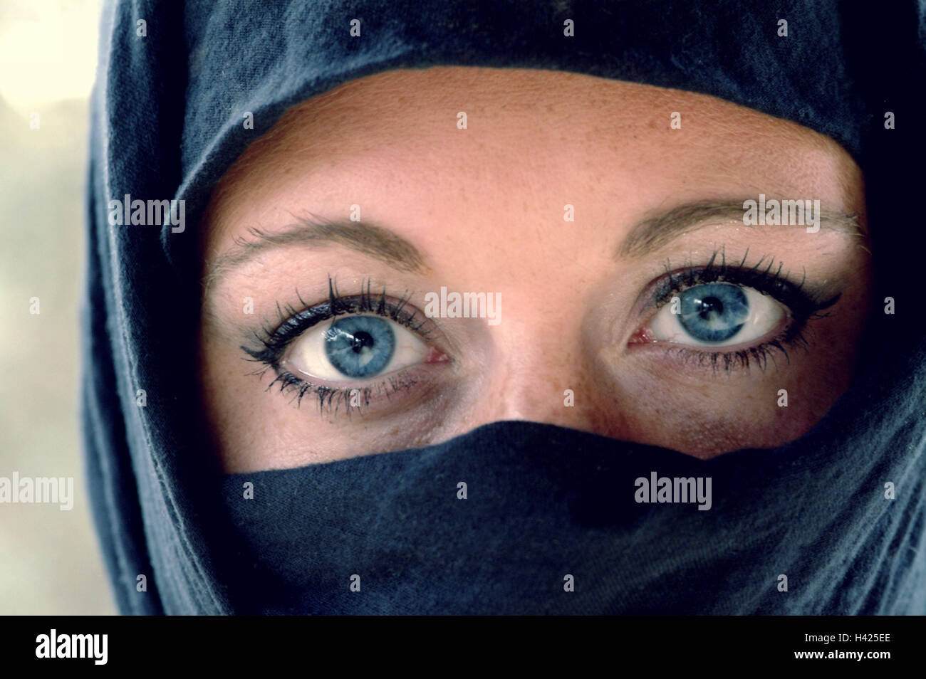 Woman, face voile, yeux bleus, Portrait, l'Islam, la religion, les femmes  font face à des voiles, voiles, couvercles, termine une partie, de l'œil,  la couleur des yeux bleu, regard, voit, les cuirs,