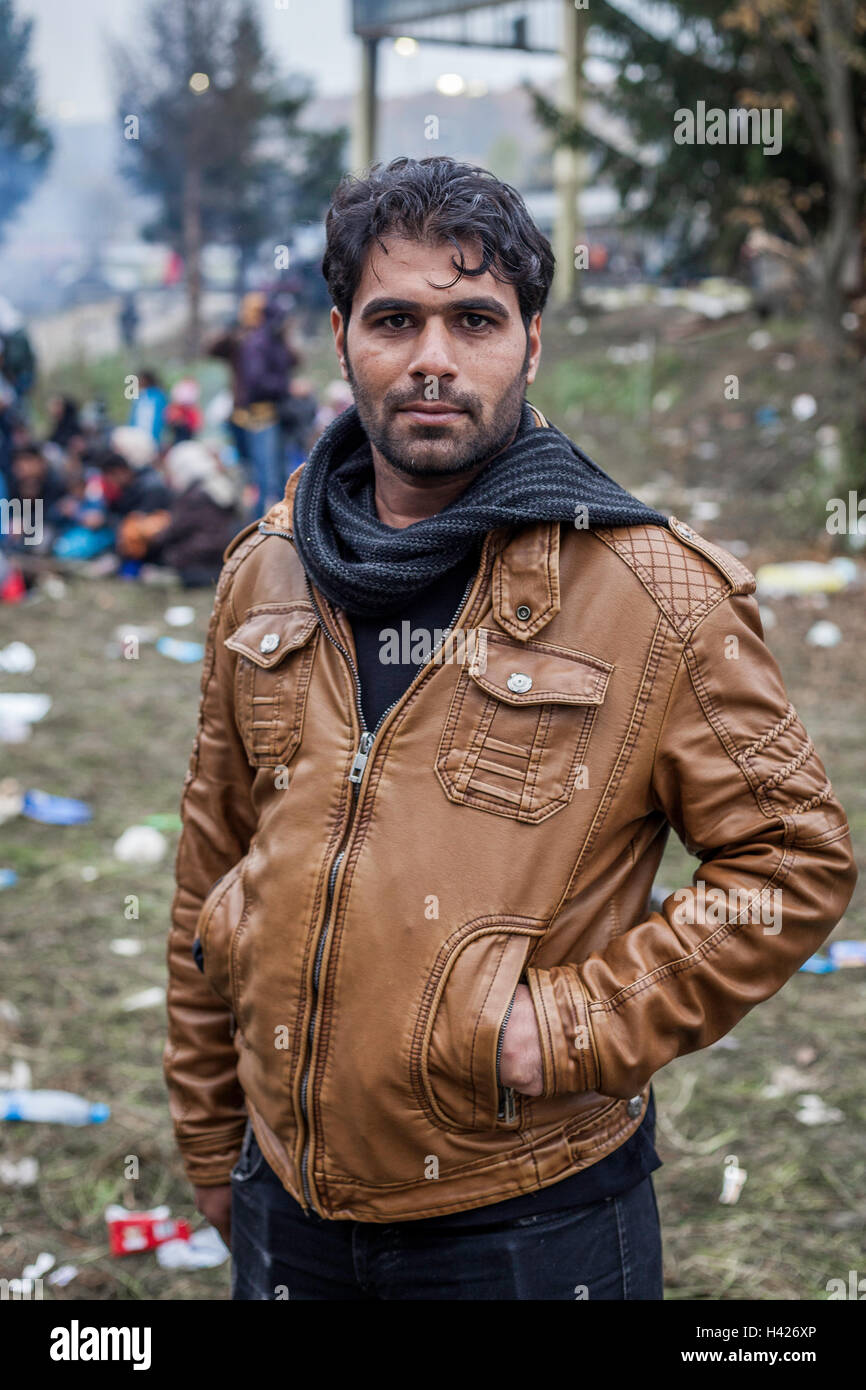 Réfugiée de l'Iraq (32 ans) en attente sur le no-man's land entre la Slovénie et l'Autrichedans Spielfeld Banque D'Images
