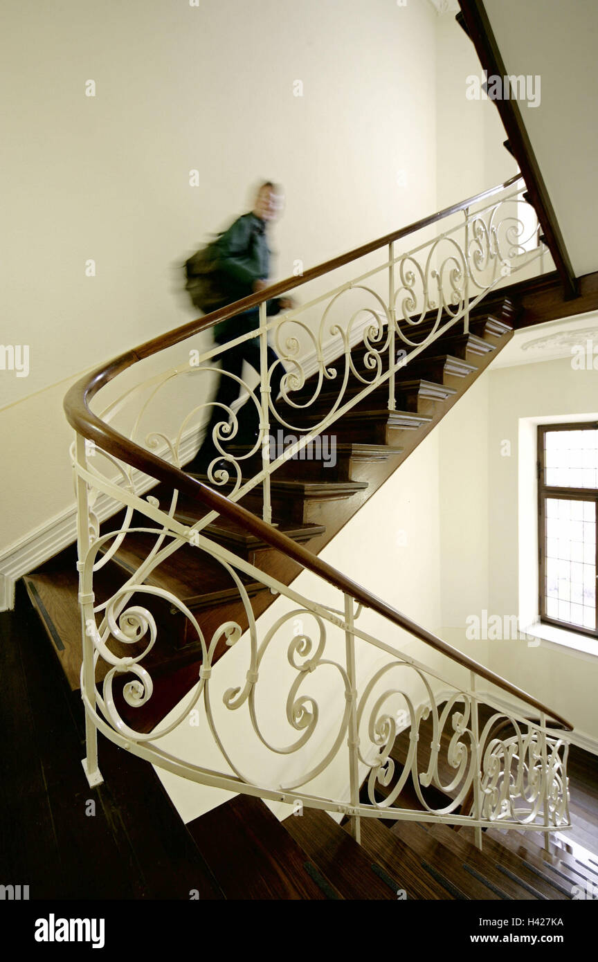 Escalier en bois, escalier, mains courantes, décorer, personne, un escalier augmente, vers le haut, de flou, d'escaliers, escalier à l'intérieur, de l'intérieur de salle de réception, aux rampes en fer forgé, la main courante, bois, noble, ancien, balancé avec nostalgie, bois étapes, mains courantes, l'homme, flou Banque D'Images