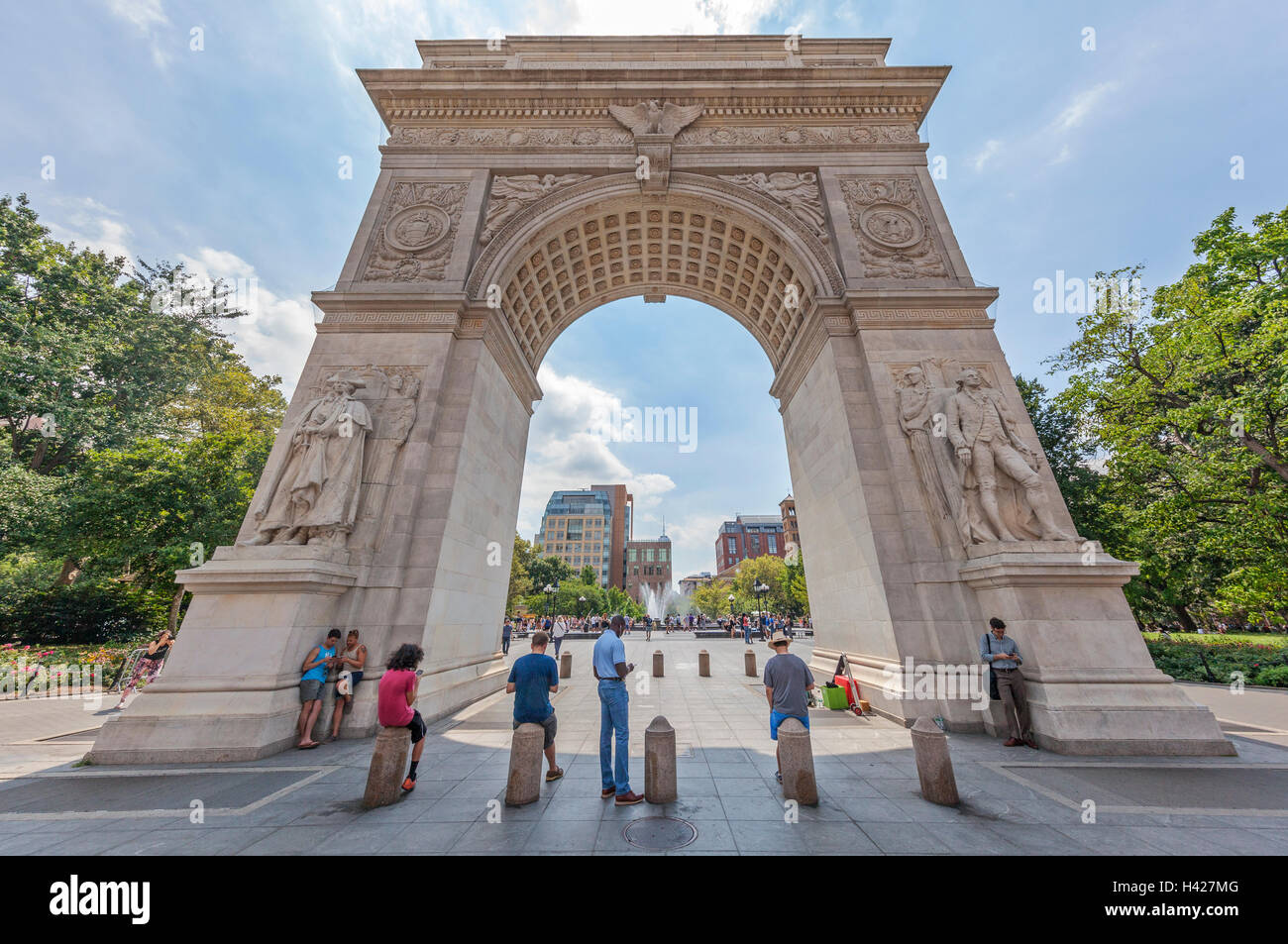 Personnes debout par l'arche de Washington Square Park, à New York. Banque D'Images