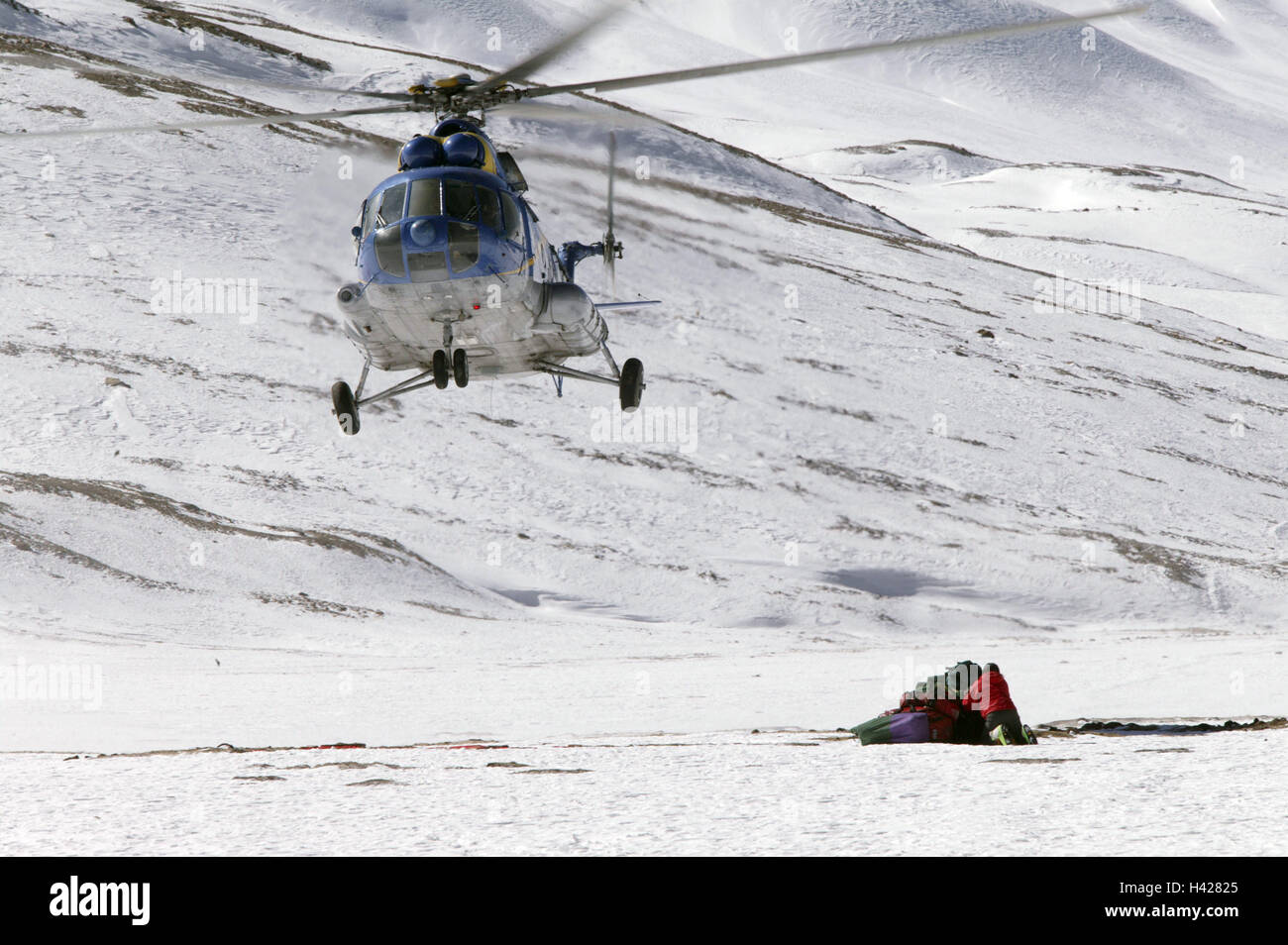 L'Himalaya, région du Dhaulagiri, Hidden Valley, hélicoptère, MI-8, alpiniste, consultation en face de publicité !, d'hélicoptères, de voler, de la terre, de l'atterrissage, le sauvetage, le sauvetage en montagne, expedition, 5500 mètres, la montagne ont besoin, promotion, transport, vol, personne Banque D'Images