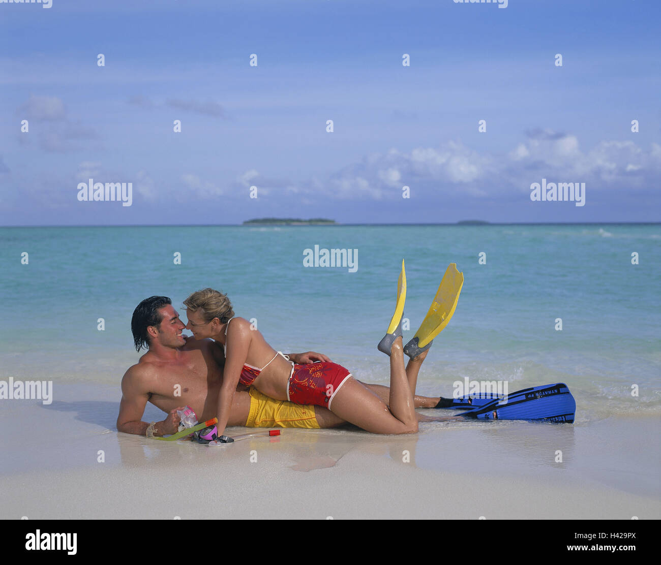 Plage Couple Jeunes Mer Piscine Palmes Modèle Libéré