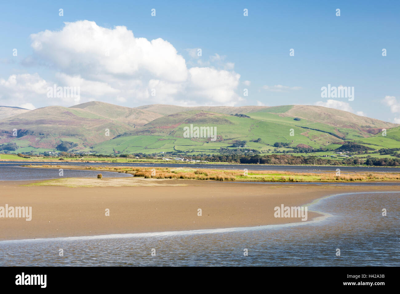 De l'eau large sur l'Afon Dysynni près de la ville côtière de Tywyn, la baie de Cardigan. Merionethshire, au nord du Pays de Galles. Banque D'Images