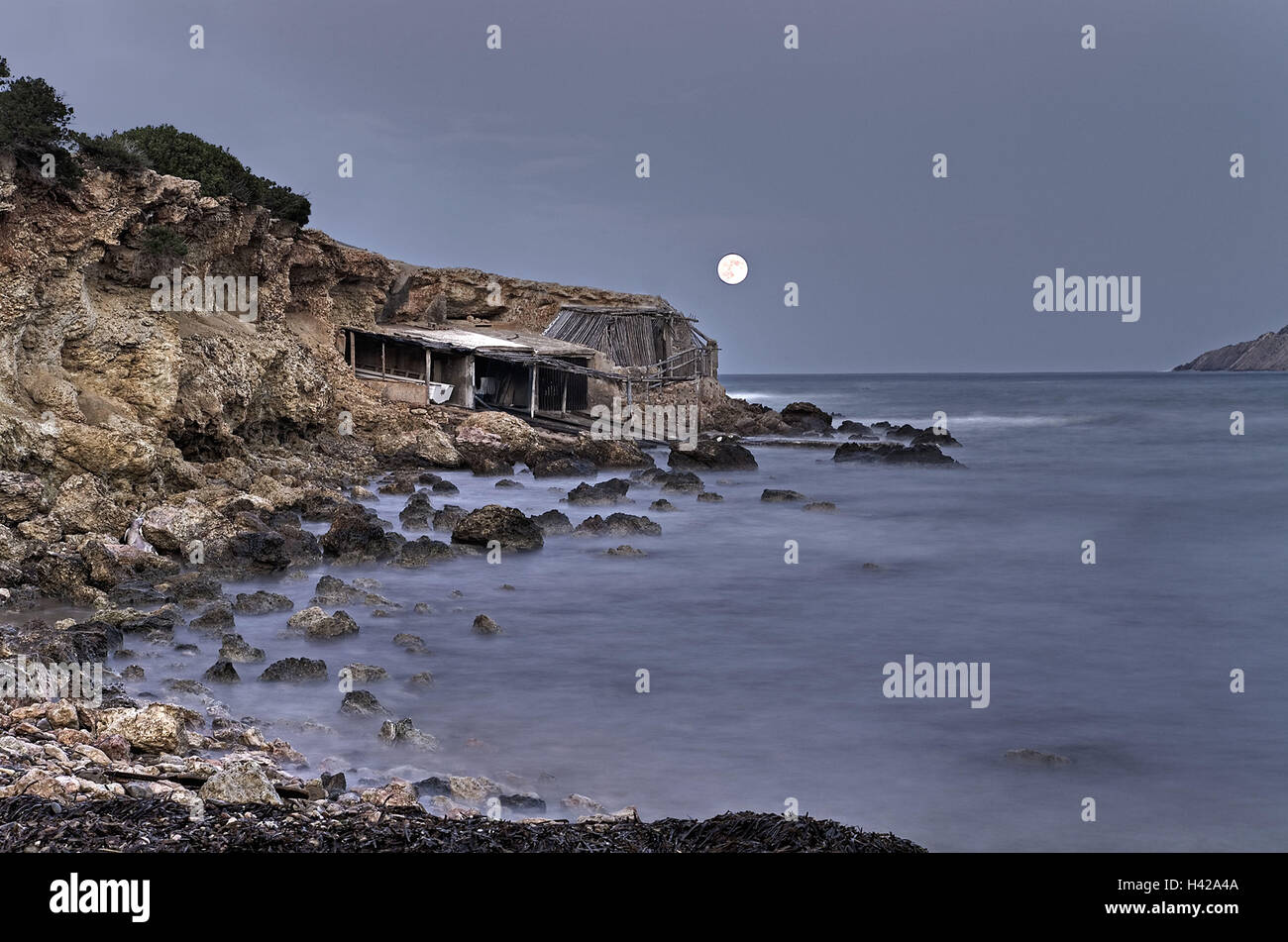 L'Espagne, les îles Baléares, Ibiza, San Carlos, paysages, mer, falaises, pleine lune, Banque D'Images