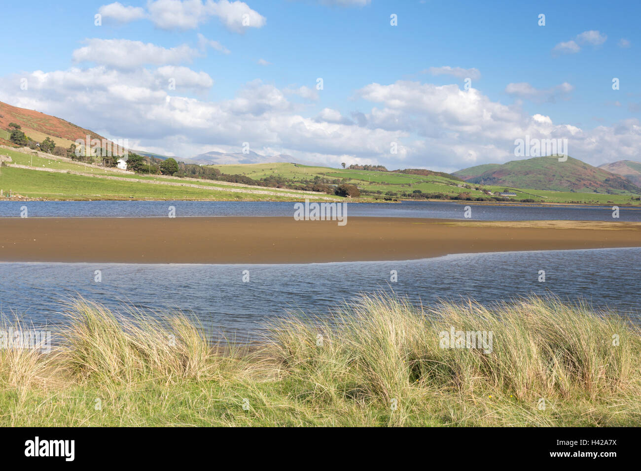 De l'eau large sur l'Afon Dysynni près de la ville côtière de Tywyn, la baie de Cardigan. Merionethshire, au nord du Pays de Galles. Banque D'Images