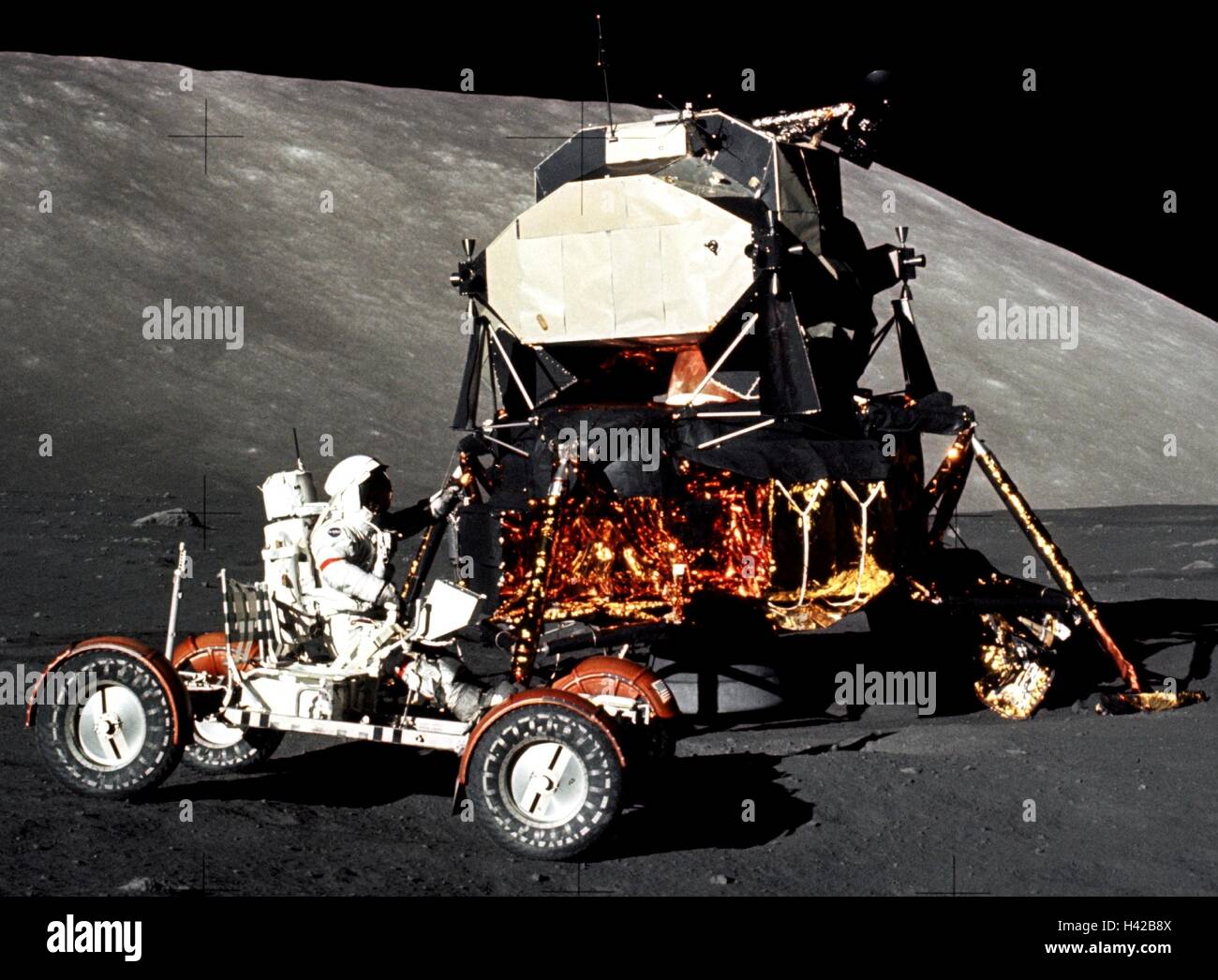 Membre de l'équipage d'Apollo 17 de la NASA, l'astronaute Eugene Cernan entraîne le Rover lunaire autour du module lunaire durant les sorties dans l'espace sur la surface lunaire le 11 décembre 1972 à l'emplacement d'atterrissage Taurus-Littrow sur la Lune. Banque D'Images