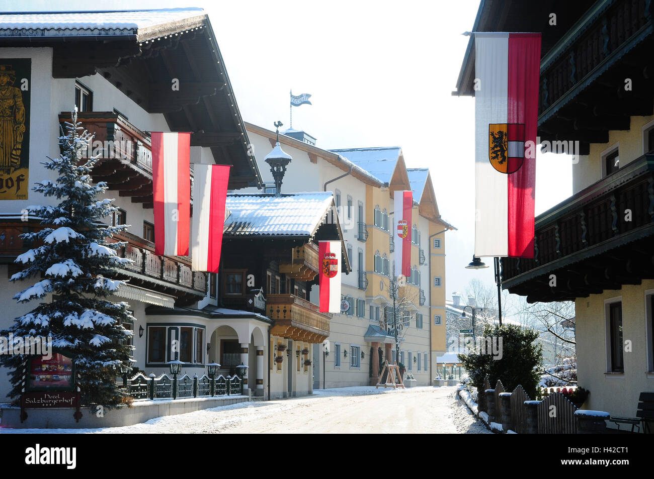 L'Autriche, Pays de Salzbourg, Flachau, au milieu local, décorer avec les drapeaux, Banque D'Images