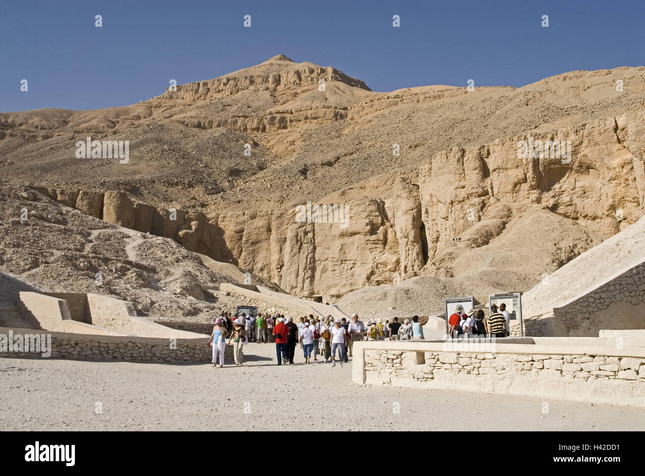 Egypte, Louxor, la vallée des rois, Deir el-Bahri, temple Hatshepsut, touristiques, de la Haute Égypte, Thèbes, montagnes, terrasse temple, temple funéraire, le temple d'Hatshepsout, structure monumentale, la structure, l'endroit d'intérêt, l'art, culture, destination, Voyage, tourisme culturel, archéologie, architecture, histoire, antiquité, Banque D'Images