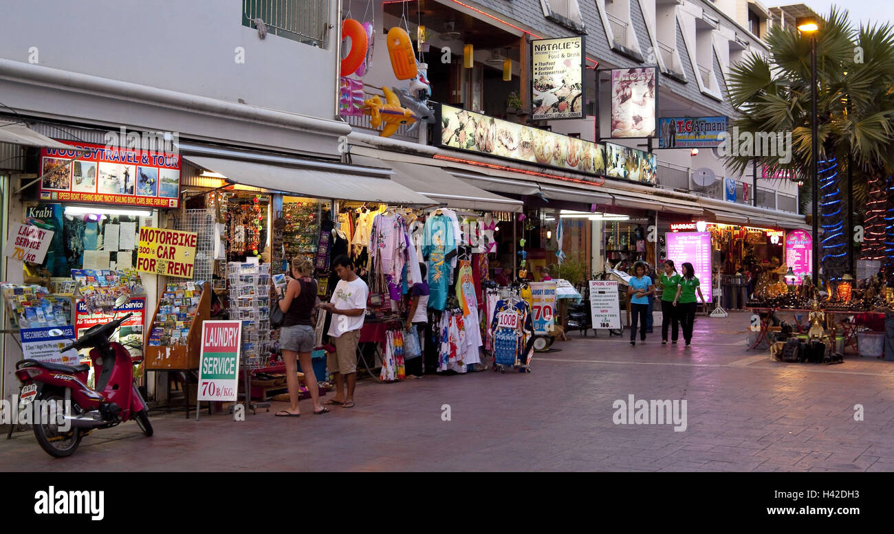 L'île de Thaïlande, Phuket, Kata, rue commerçante, crépuscule, Banque D'Images