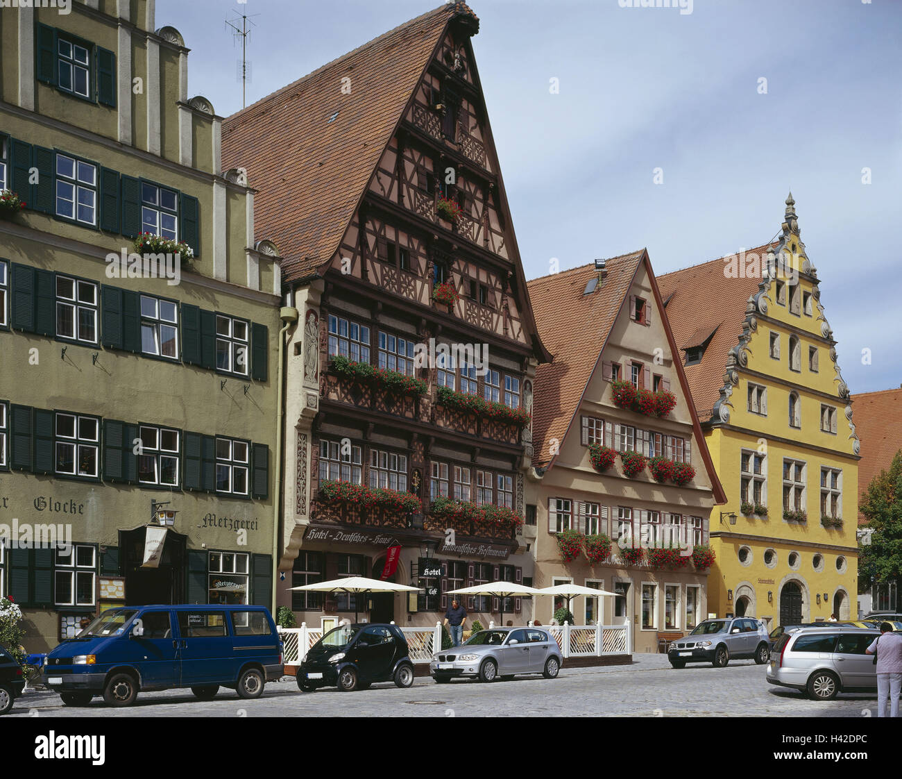 Allemagne, Bavière, Dinkelsbühl, marché du vin, maisons à pignons, scène de rue, rue romantique, Franconia, terrasse, 16 cent., maison patricienne, escaliers gable, 'House', maison à colombages, 'chranne', les escargots gable, l'architecture, l'intérêt des lieux, l'icône, Voyage, tourisme, ville Banque D'Images