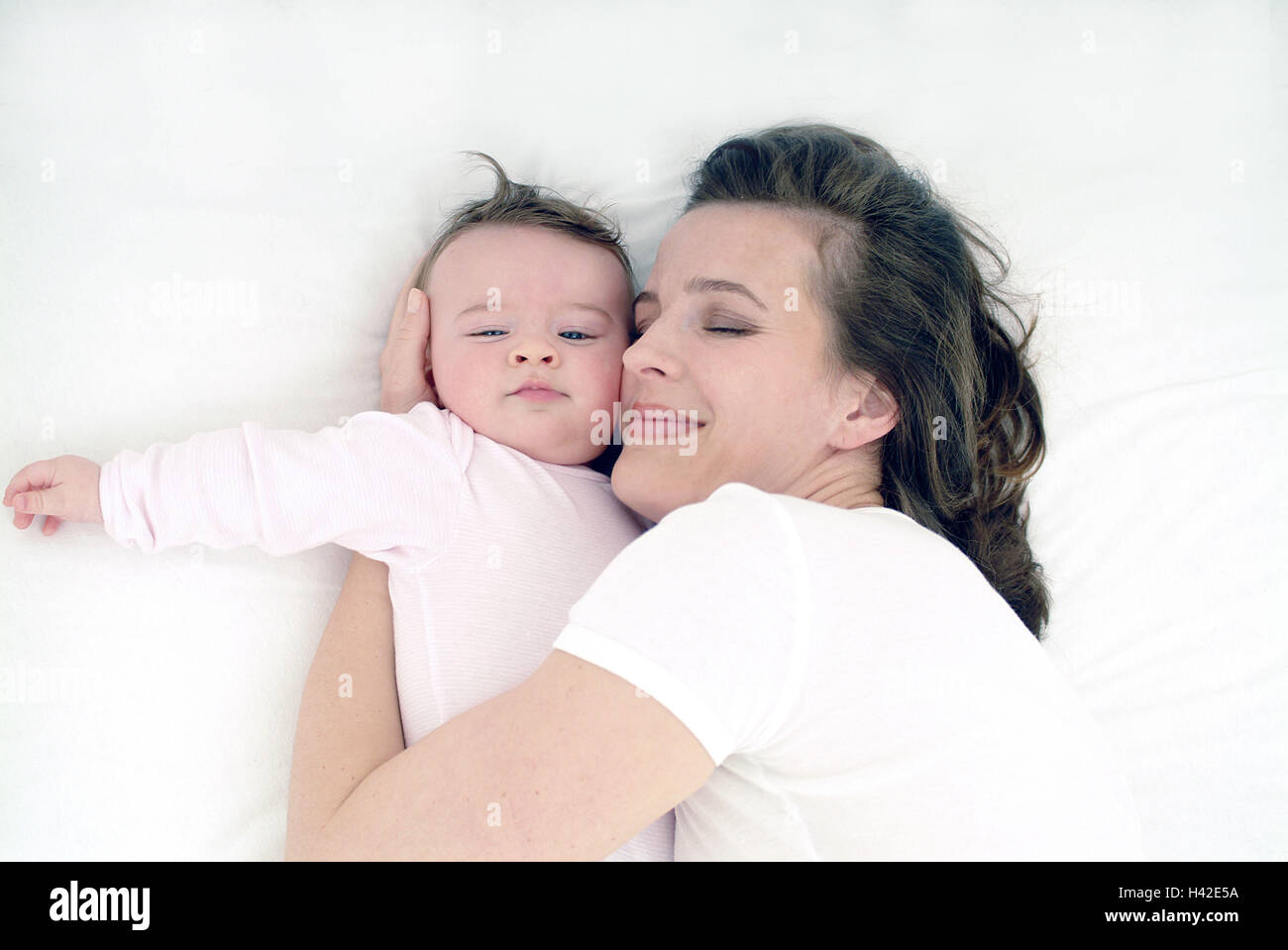 Lit Maman Bebe Calins Detail Femme Enfant 7 Mois Relaxation Mere De L Amour L Amour La Proximite La Chaleur Du Corps La Protection La Securite Le Bien Etre Les Soins L Education La Chance Heureusement