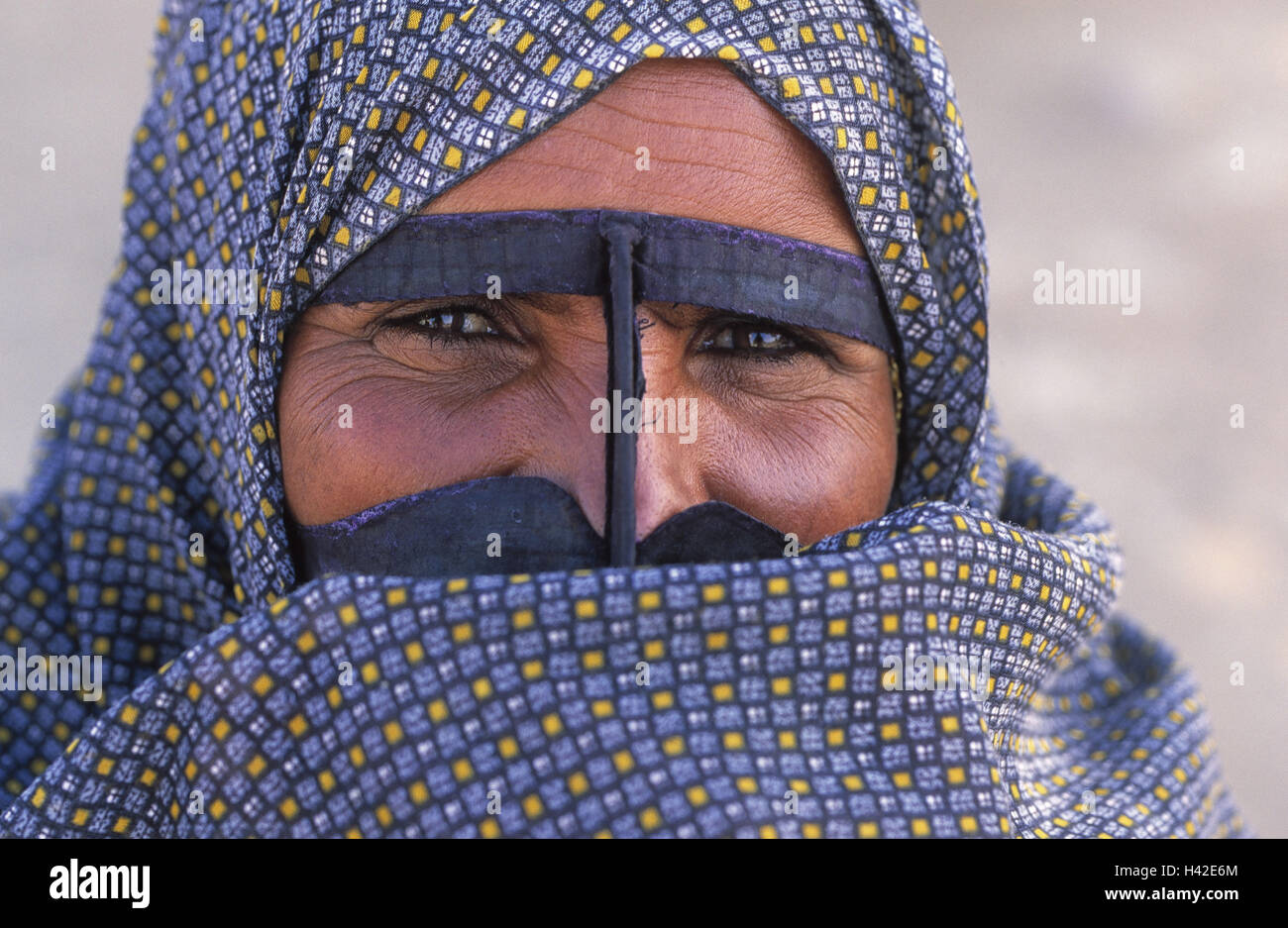 L'Iran, l'île, Queshm, femme, voiles, portrait, modèle ne libération le Proche-Orient, les sections locales, iranien, voir l'appareil photo, voile, voile facial, Batalu, masque, Islam, foi, religion, vêtements, traditionnellement, la tradition, la culture Banque D'Images