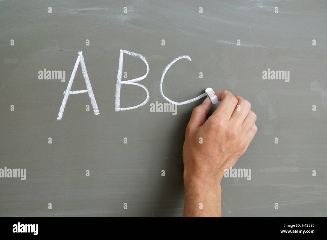 La main de l'homme, de craie, d'affichage, ABC, écrire, l'école, l'école primaire, enseignant, part, figure font, lettre, lettres, bloc, enseigner l'alphabet, l'occupation, professeur, instituteur au sol, analphabètes, l'analphabétisme, écrire, apprend, début, connaissances de base, des profils, de l'intégration, de l'intégration, de l'étude Pisa Banque D'Images