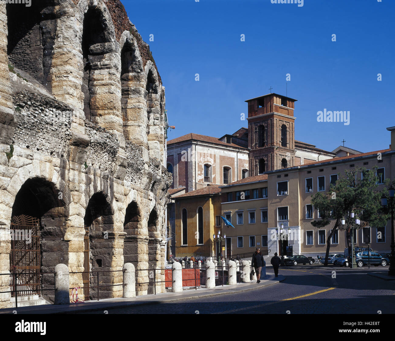 Italie, Vénétie, Vérone, arena, l'église San Nicolo, l'Europe, de la ville, l'amphithéâtre romain, 50, A.D., murs extérieurs, d'arcades, 2 étages, construction, structures théâtrales, l'architecture, de la culture, des lieux d'intérêt, le tourisme, l'été, scène de rue piétonne, Banque D'Images