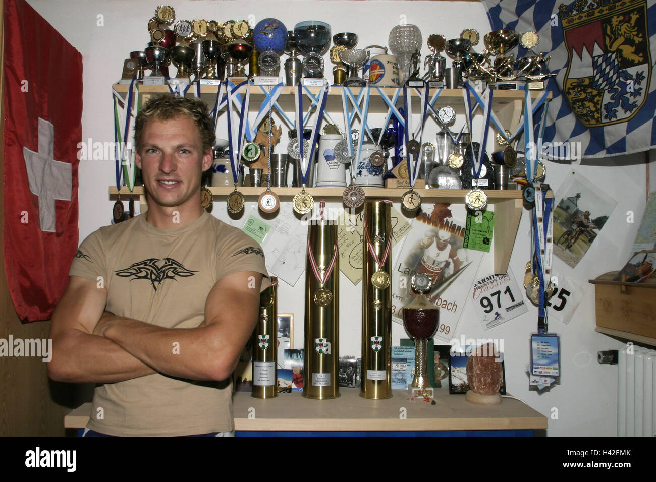 L'homme, jeunes, des étagères, des tasses, des médailles, des prix sportifs, demi-portrait, sportif, 24 ans, chambres, tasses, coupes du gagnant, sport, événements, courses, gagner, recueillir la victoire, avec succès, succès, fierté, triumph, résultat, reconnaissance, prix, collection, collectionneur, à l'intérieur, Banque D'Images