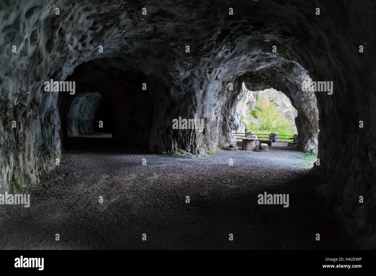 Tunnel pour piétons se divisant en deux, une lumière et un tunnel noir. Bauen, Suisse. Banque D'Images