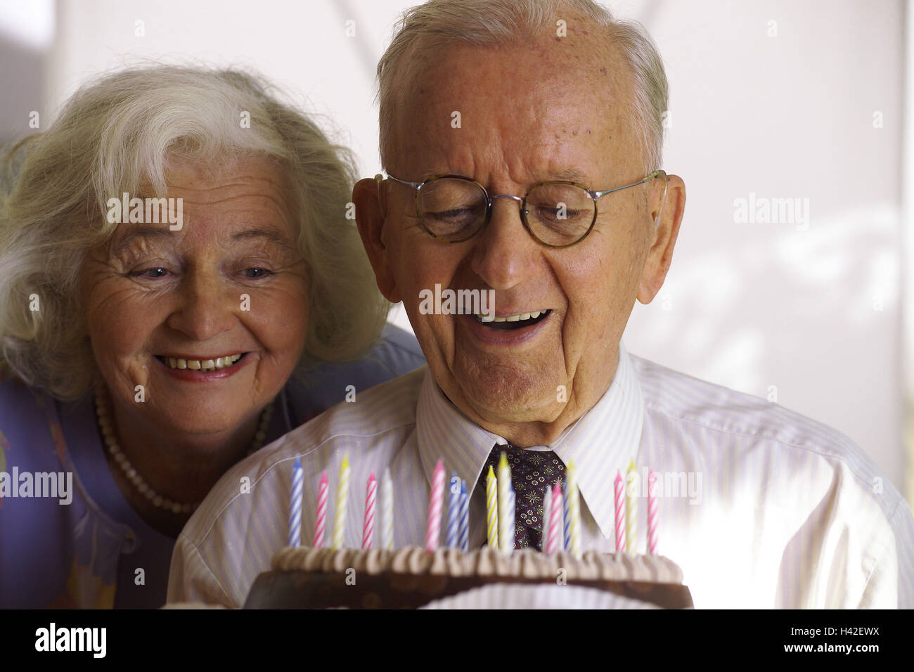 Couple Gateau De Fete Joie Portrait Les Personnes Agees En Couple En Partenariat D Amitie De Respect De Chance Heureux Amoureux Amour Affection Surprise Surprise D Anniversaire Anniversaire Gateau Gateau Bougies Verres Verres De
