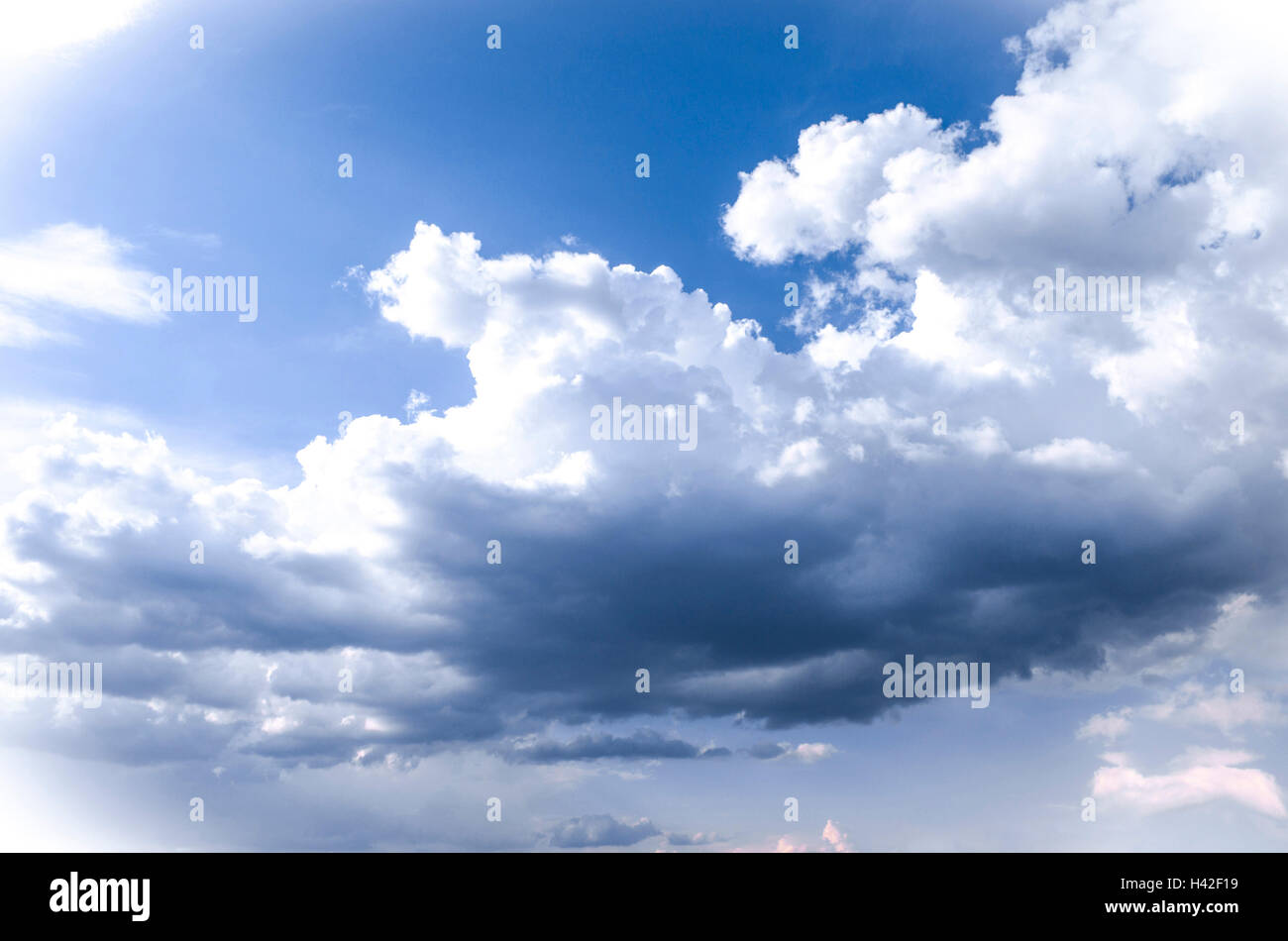 De grands nuages de tempête sur une journée de printemps ensoleillée Banque D'Images